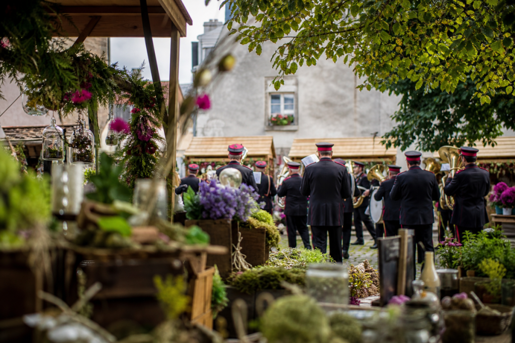 Illustration : Le territoire mobilisé, des stands aux fanfares